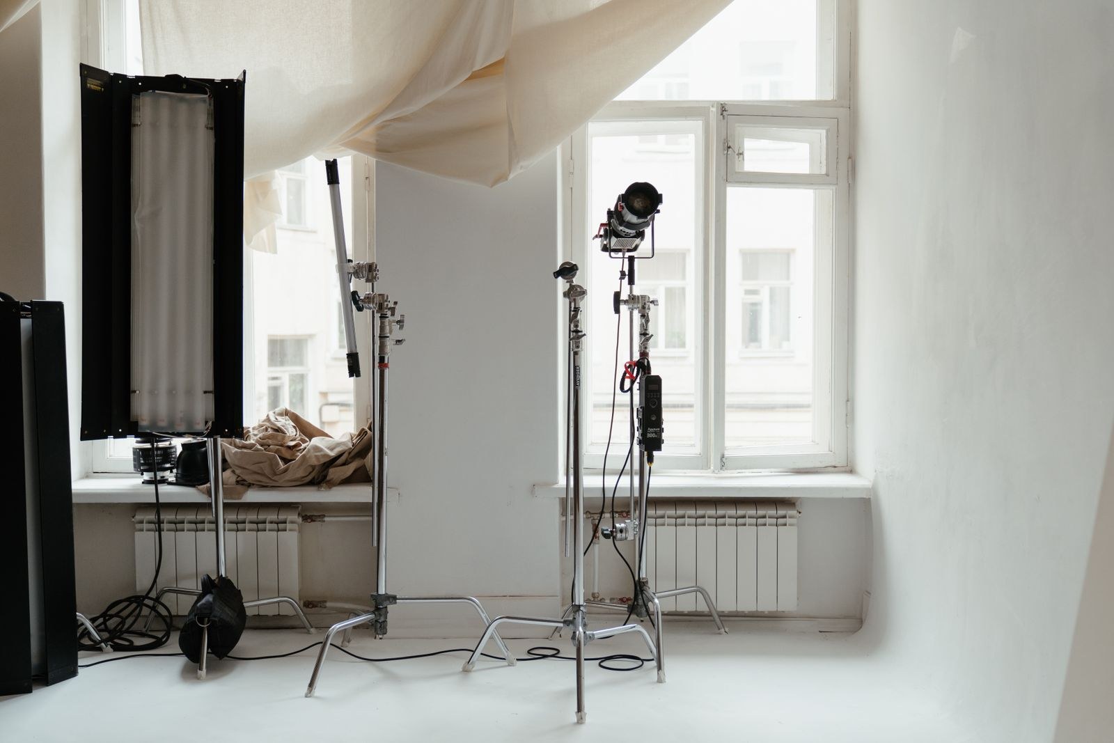 Studio lights in a recording setup